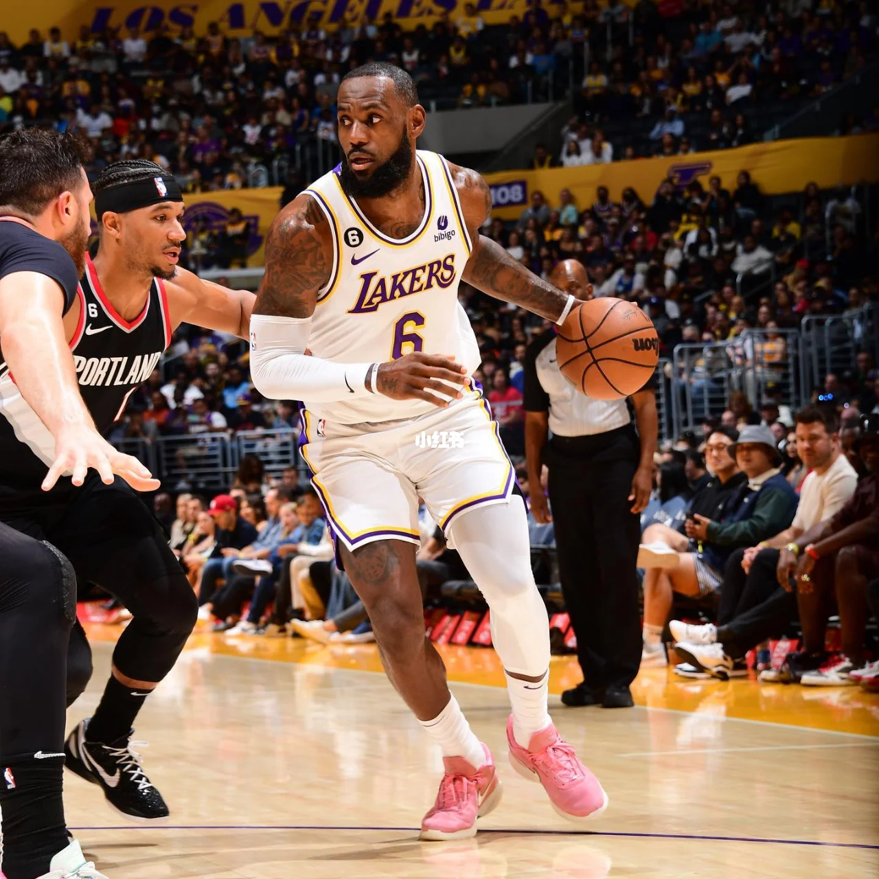 关于詹姆斯在TL比赛中反败为胜，重要助攻引发热议！热度持续攀升的信息