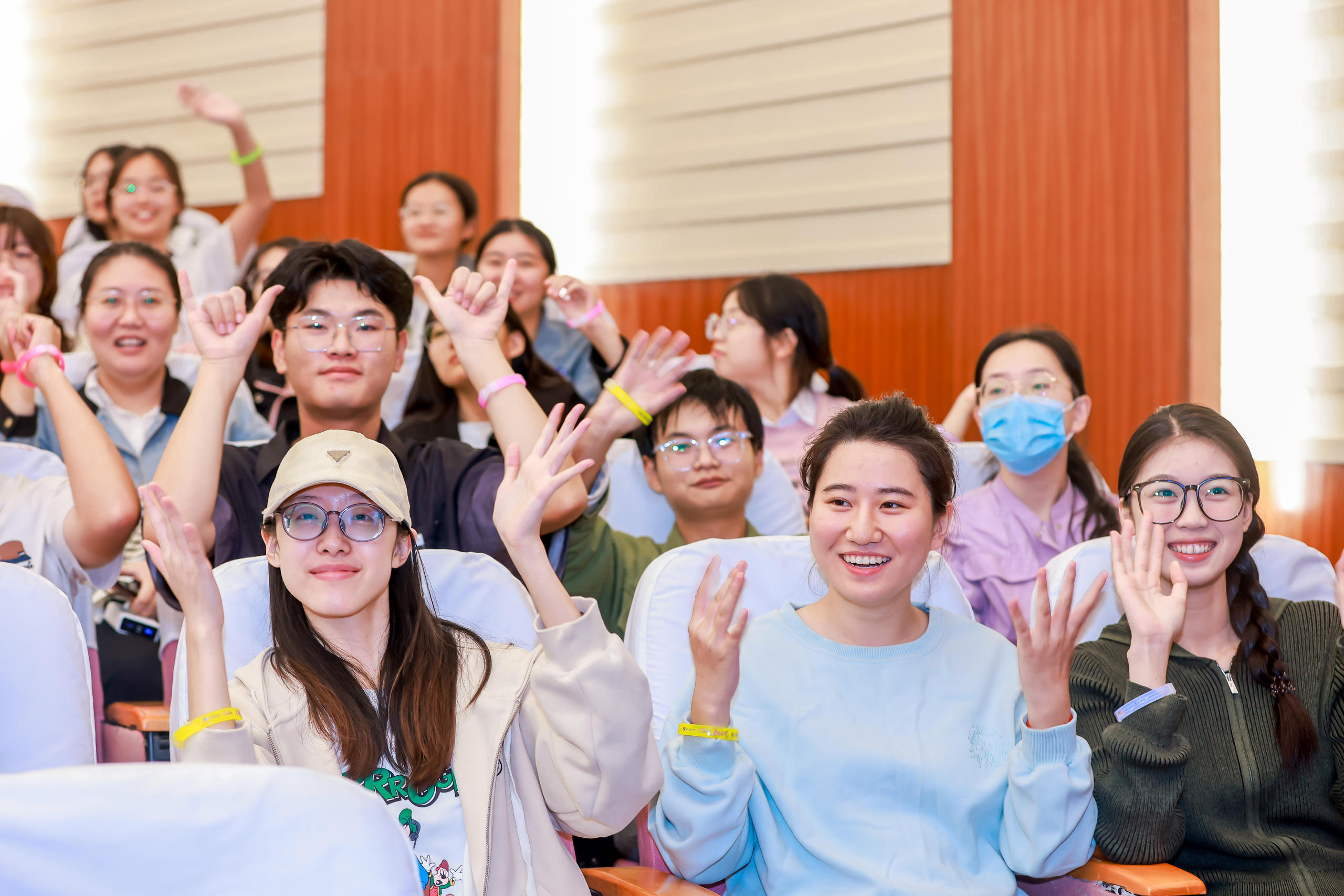 官方网站登录界面-JackeyLove在G2比赛中晋级下一阶段，大比分获胜引发热议！观众掌声雷动-官方网站登录界面