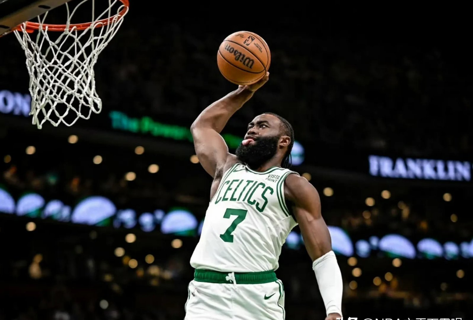 塔图姆在切尔西比赛中领先优势明显，战术调整引发热议！引发球迷热议