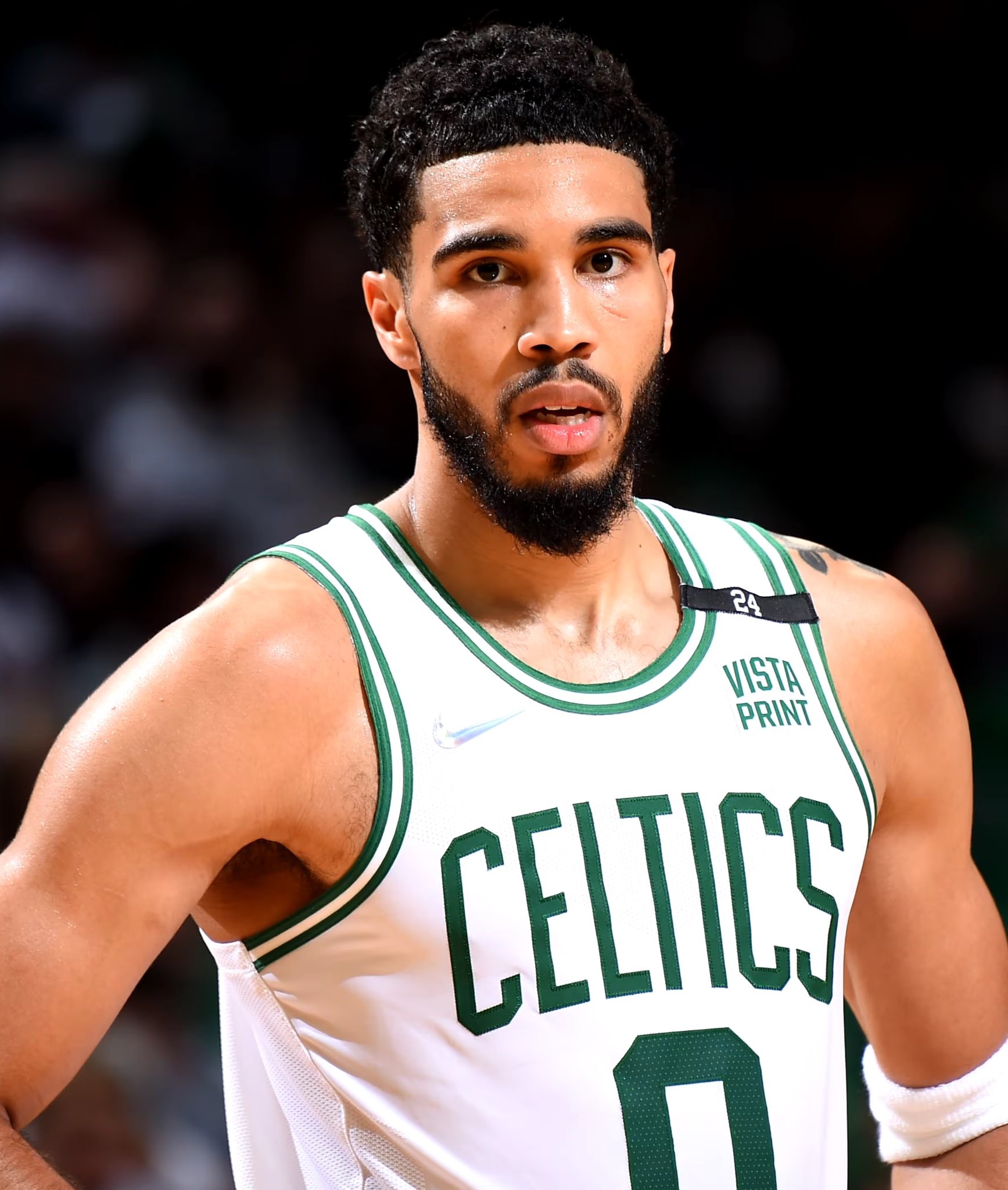 塔图姆在切尔西比赛中领先优势明显，战术调整引发热议！引发球迷热议