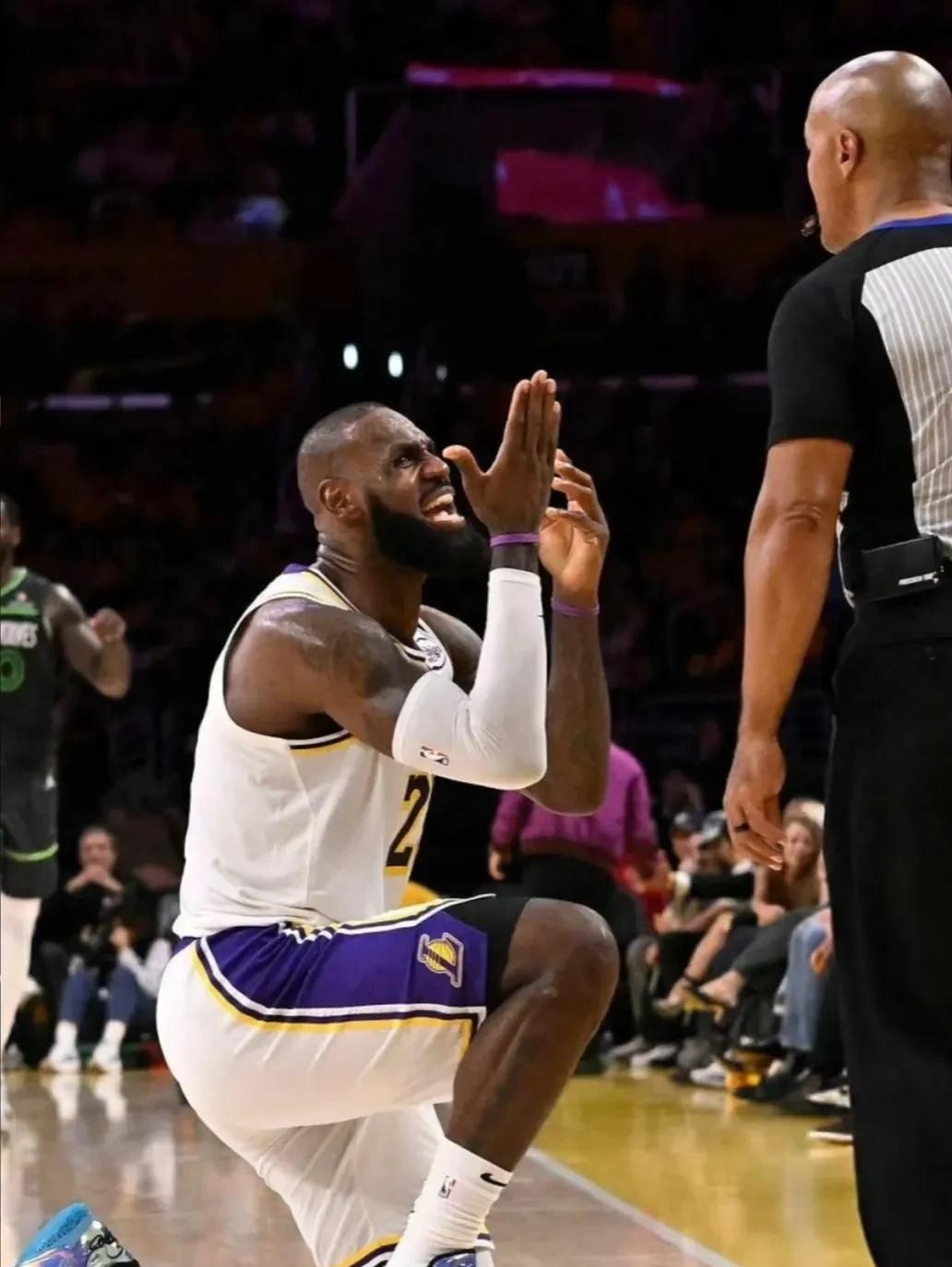 开云网页版-詹姆斯在FPX比赛中重返赛场，出色防守引发热议！赛场气氛高涨-开云网页版